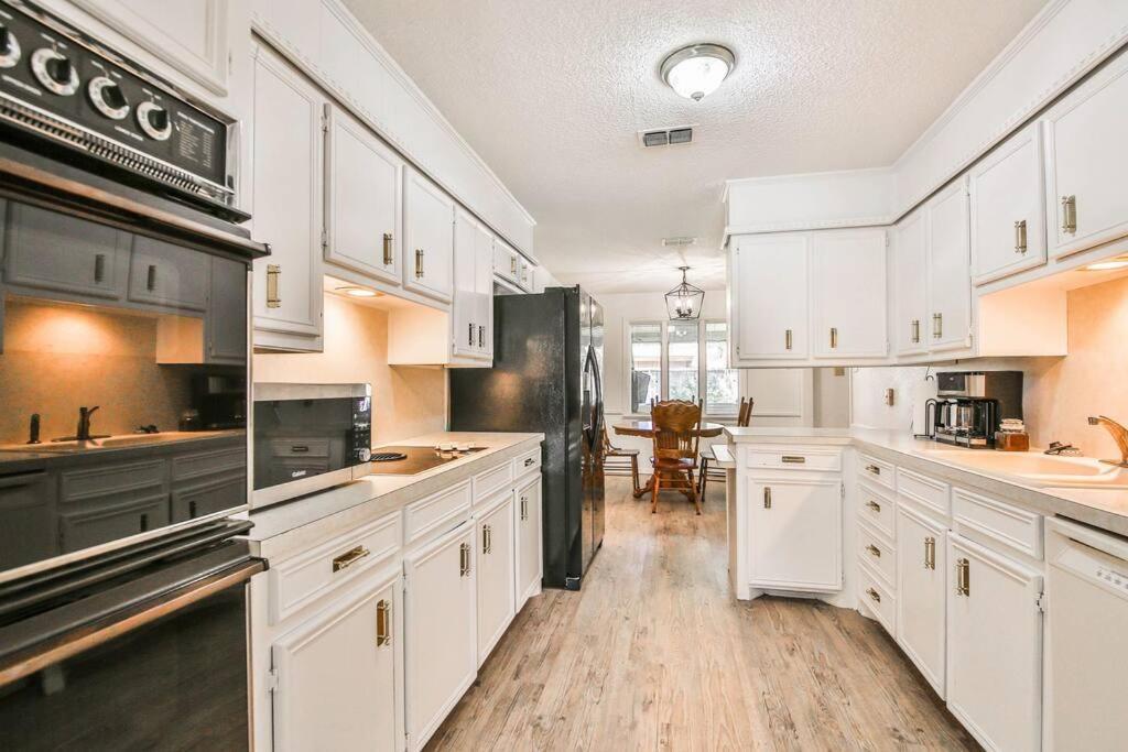 Hot Tub, Privacy, Sleeps 11 & Tons Of Space! Lubbock Exterior photo