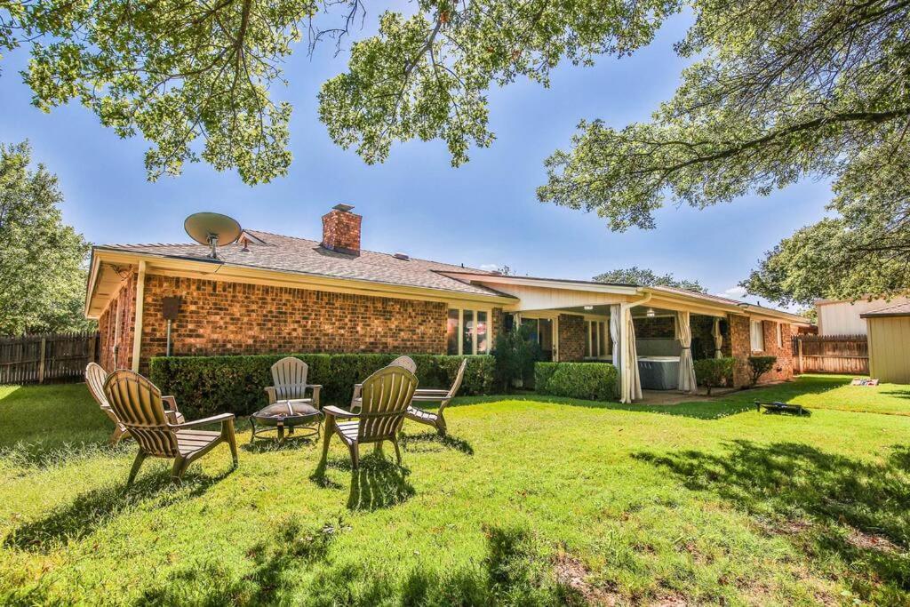 Hot Tub, Privacy, Sleeps 11 & Tons Of Space! Lubbock Exterior photo