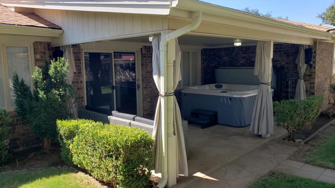 Hot Tub, Privacy, Sleeps 11 & Tons Of Space! Lubbock Exterior photo